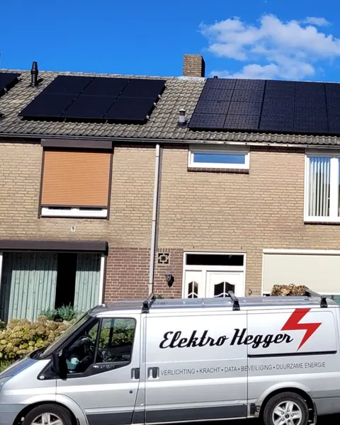 Bedrijfsbus van Elektro Hegger voor een woning met nieuwe zonnepanelen op het dak