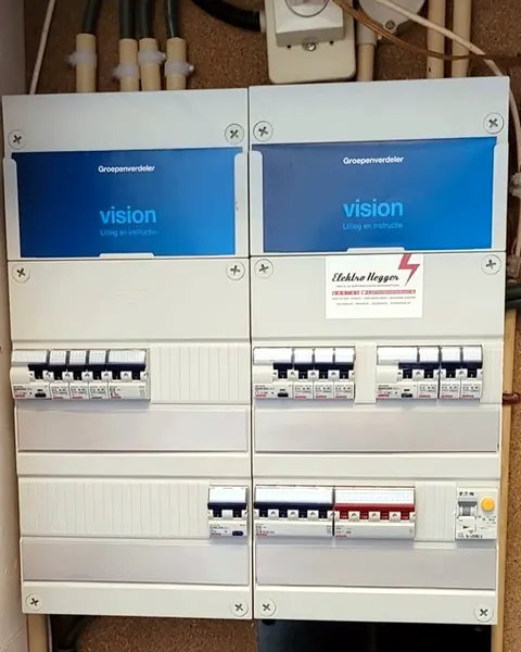 Nieuwe meterkast met twee groepenkasten, aangelegd door Elektro Hegger
