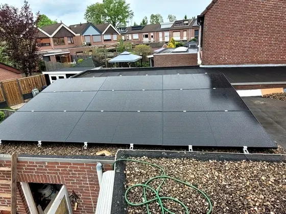 Zonnepanelen op het platte dak van een aanbouw